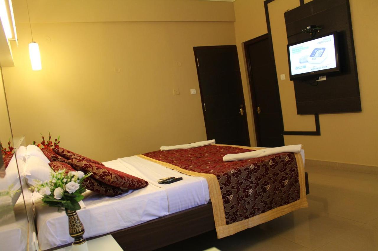 Hotel Pooja International Davanagere Esterno foto